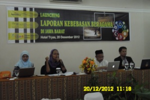 Dari kiri ke kanan Perwakilan dari The Wahid Institute (Nurun Nisa), Moderator, Ketua Majelis Pengurus Yayasan Fahmina (Marzuki Wahid), Aktifis GP Ansor Cirebon (Marzuki Rais).