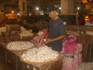 Agen penjual bawang putih dan bawang merah di Pasar  Induk Jagasatru Kota Cirebon