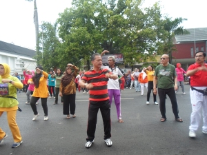 Walikota Cirebon Ano Sutrisno (tengah) senam bersama komunitas senam dan ratusan warga di area Car Free Day Jl. Siliwangi
