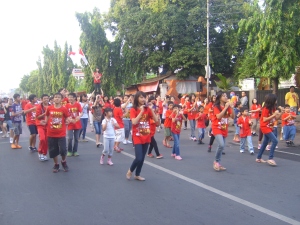 Lifeguard Community, menggelar aski tarian "Save Indoneasia" di area Car Free Day Kota Cirebon.