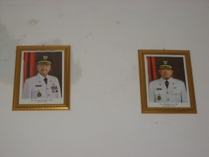 Foto resmi walikota dan Wakil Walikota Cirebon berlatar belakang bendera Merah Putih terpampang di kantor Humas Pemkot Cirebon.