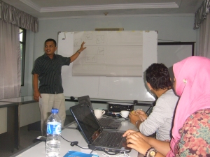 Direktur LBH Bandung Arip Yogiawan dalam Training Paralegal di Hotel Puri Cipaganti Bandung