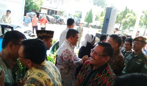 Wali Kota Cirebon, Nasrudin Azis (tengah, kemeja batik putih) dalam Halal Bi Halal bersama jajaran PNS di Pemkot Cirebon.